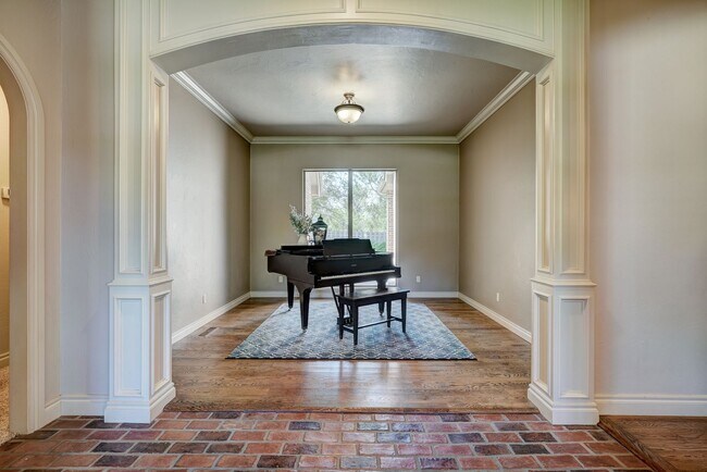 Building Photo - Luxury 5 Bedroom Home in Fairfax Estates + Safe Room + Memorial High + Easy Access to I-35