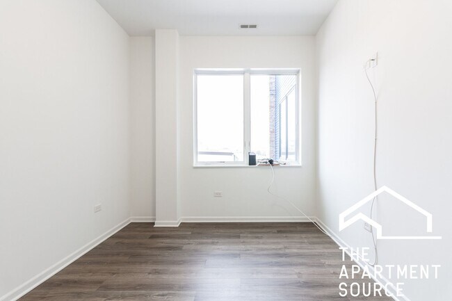 Building Photo - South Loop 3 bed 2 bath -- Updated Kitchen, HUGE Floorplan