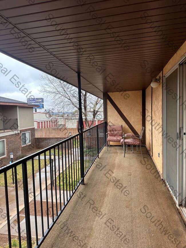 Building Photo - Spacious 2 story condo.