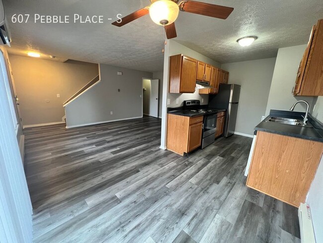 Building Photo - 607 Pebble Pl Dr