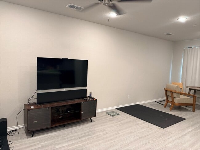Building Photo - 2909 Bluets Dr