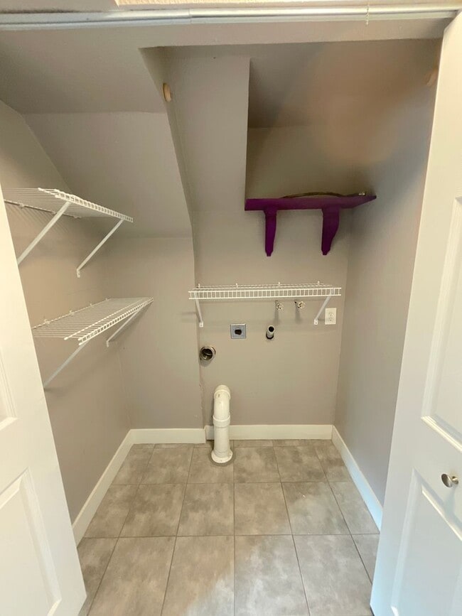 Building Photo - 3 Bedroom Home Available Near S Academy Bl...