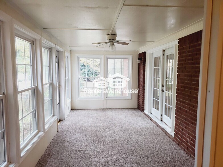 Building Photo - 2020 Annette Ln SW