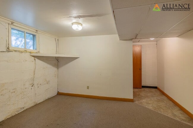 Building Photo - Perfect Location!