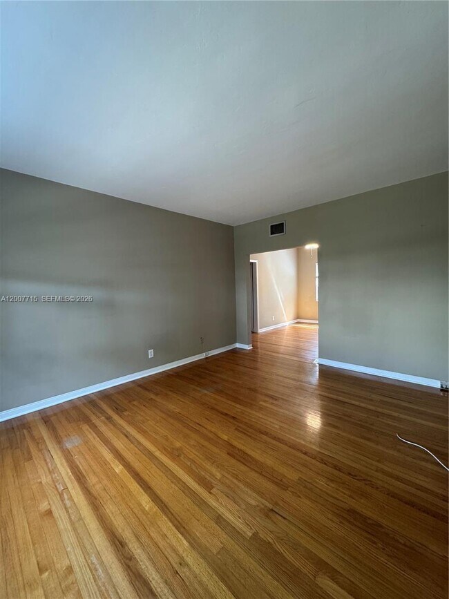 Building Photo - 725 NE 91st St