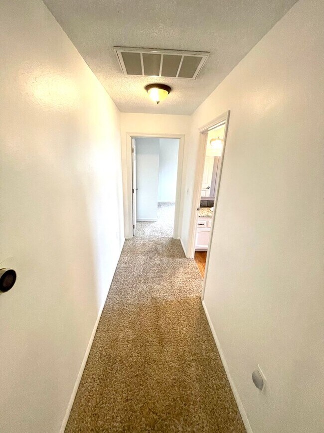 Building Photo - 3 Bedroom, 2 bath home in Sunset Village