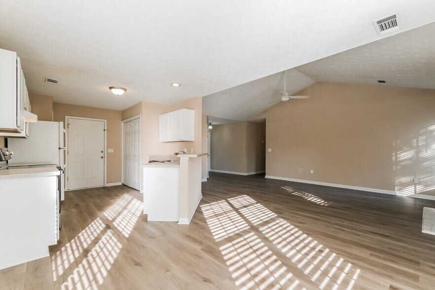 Building Photo - 5400 Princeton Oaks Dr