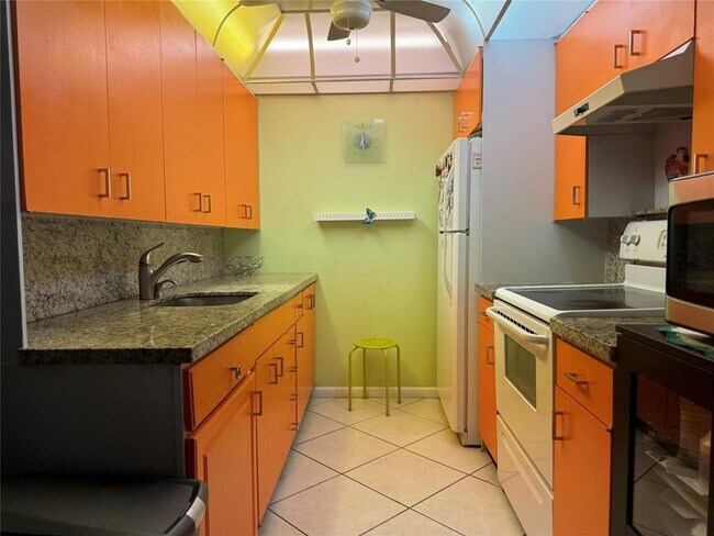 Building Photo - 3058 Cambridge C