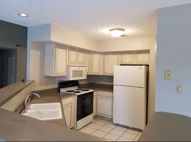 Building Photo - Knoxville 37922 - Available July 1st! 3 be...