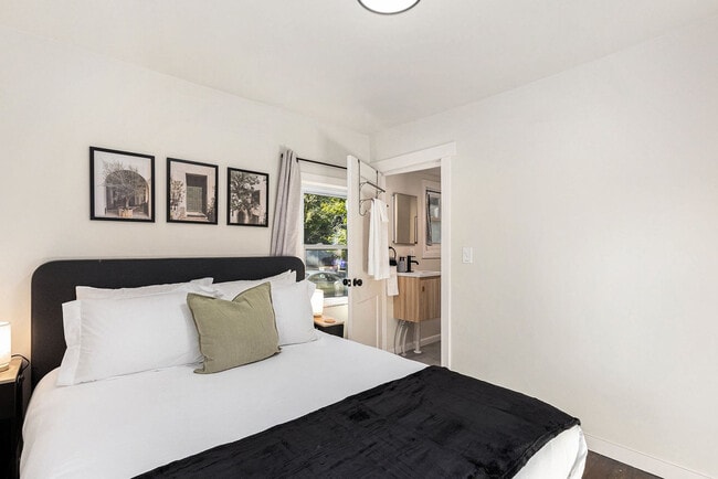 Building Photo - 37 Gold Ave NW