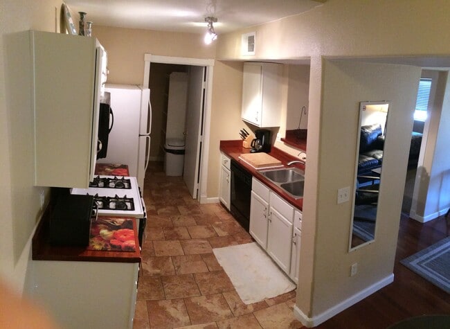 Building Photo - 950 Seven Hills Dr