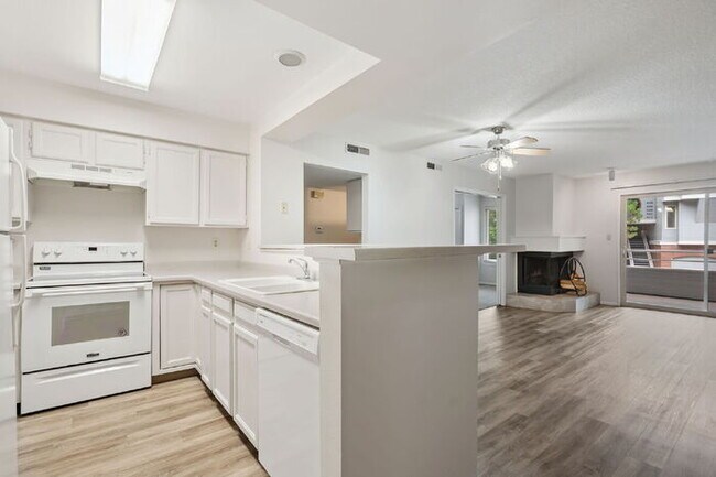 Building Photo - Updated 2-Bedroom Ground-Level Condo – Wat...