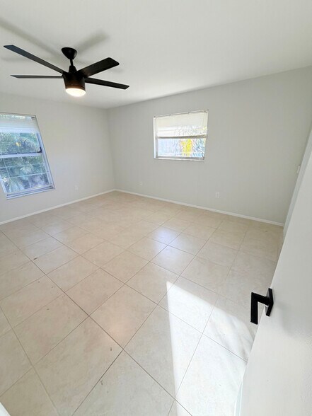 Building Photo - 1102 SE 8th Terrace