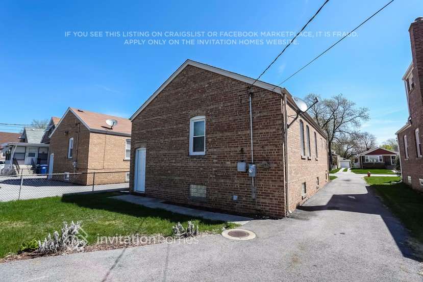 Building Photo - 9024 S Albany Ave