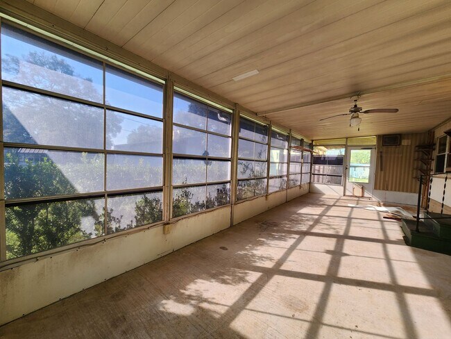 Building Photo - Discounted rent!.. 2 Bed 1 Bath Loaded with XTRA features!