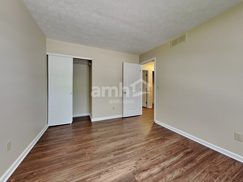 Building Photo - 3659 Shorewood Dr