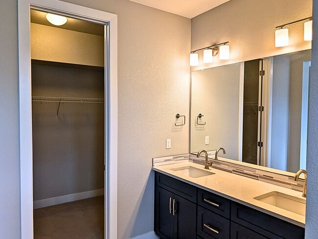Building Photo - Beautiful 2 Bed + Office + 2.5 Bath home i...