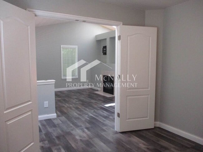 Building Photo - Beautiful 3 Bedroom, 1.75 Bathroom Welling...