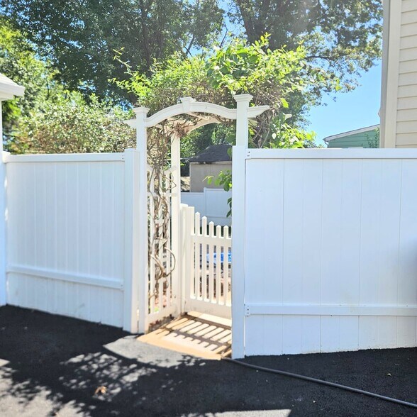 Entrance to backyard - 15 Andover Pl