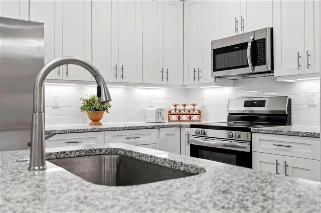 Building Photo - 2025 W Iris Dr SE