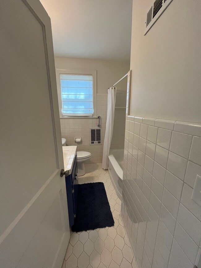 Building Photo - Renovated 2 Bedroom/ 1 Bath Duplex minutes to 12th South, Lipscomb, Belmont and Vandy with 2 Car ...