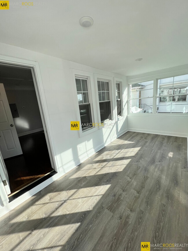 Building Photo - 10 Lawrence St