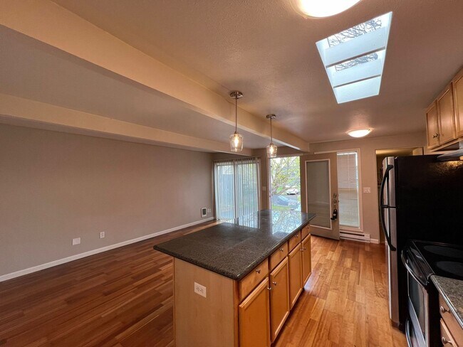 Building Photo - PENDING APPLICATIONS - RICHMOND ONE BEDROOM AVAILABLE FOR IMMEDIATE MOVE-IN - SEE LISTING FOR SPE...