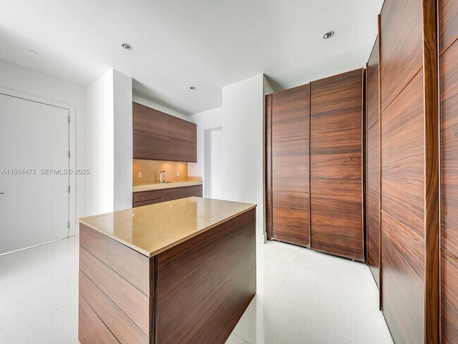 Building Photo - 800 South Pointe Dr