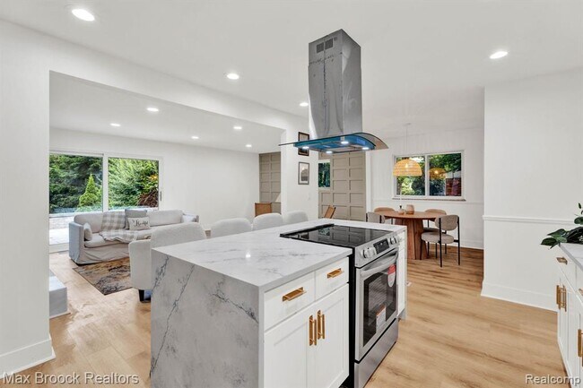 Building Photo - 7011 White Pine Dr