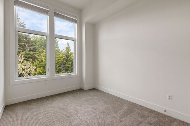 Building Photo - 2220 SE Lambert St