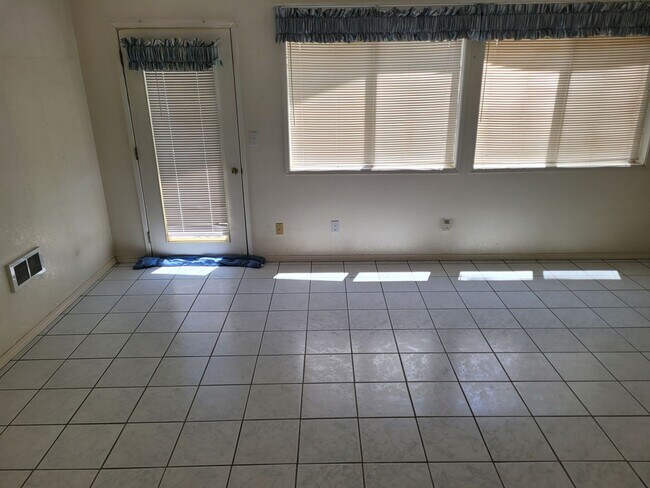 Building Photo - Large 3 Bedroom, 2 Bath Home