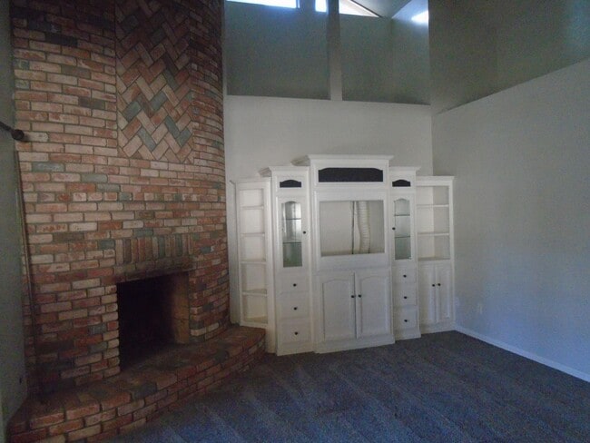 Building Photo - NW - CUSTOM HOME WITH POOL!!