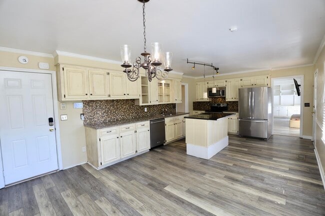 Building Photo - 549 Pringle Dr