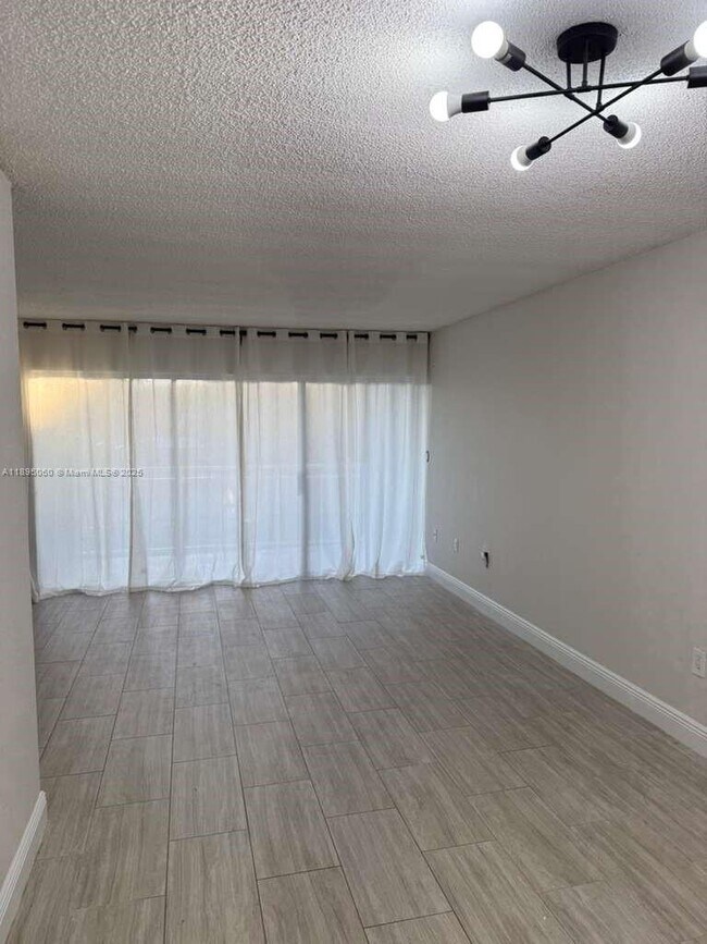 Building Photo - 9353 Fontainebleau Blvd