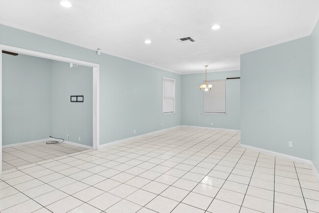 Building Photo - 527 Lively Dr