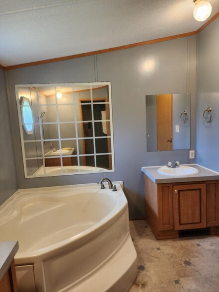 Building Photo - 475 Cold Spring Rd