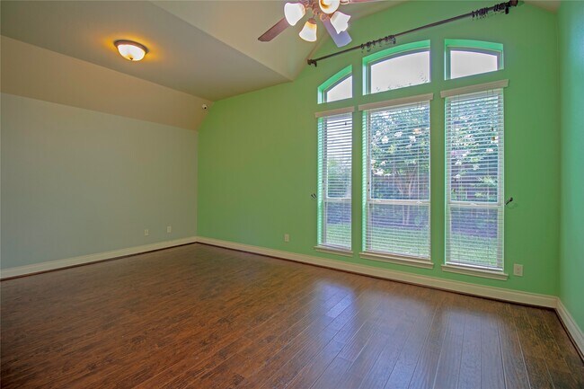 Building Photo - 2019 Sunset Springs Dr
