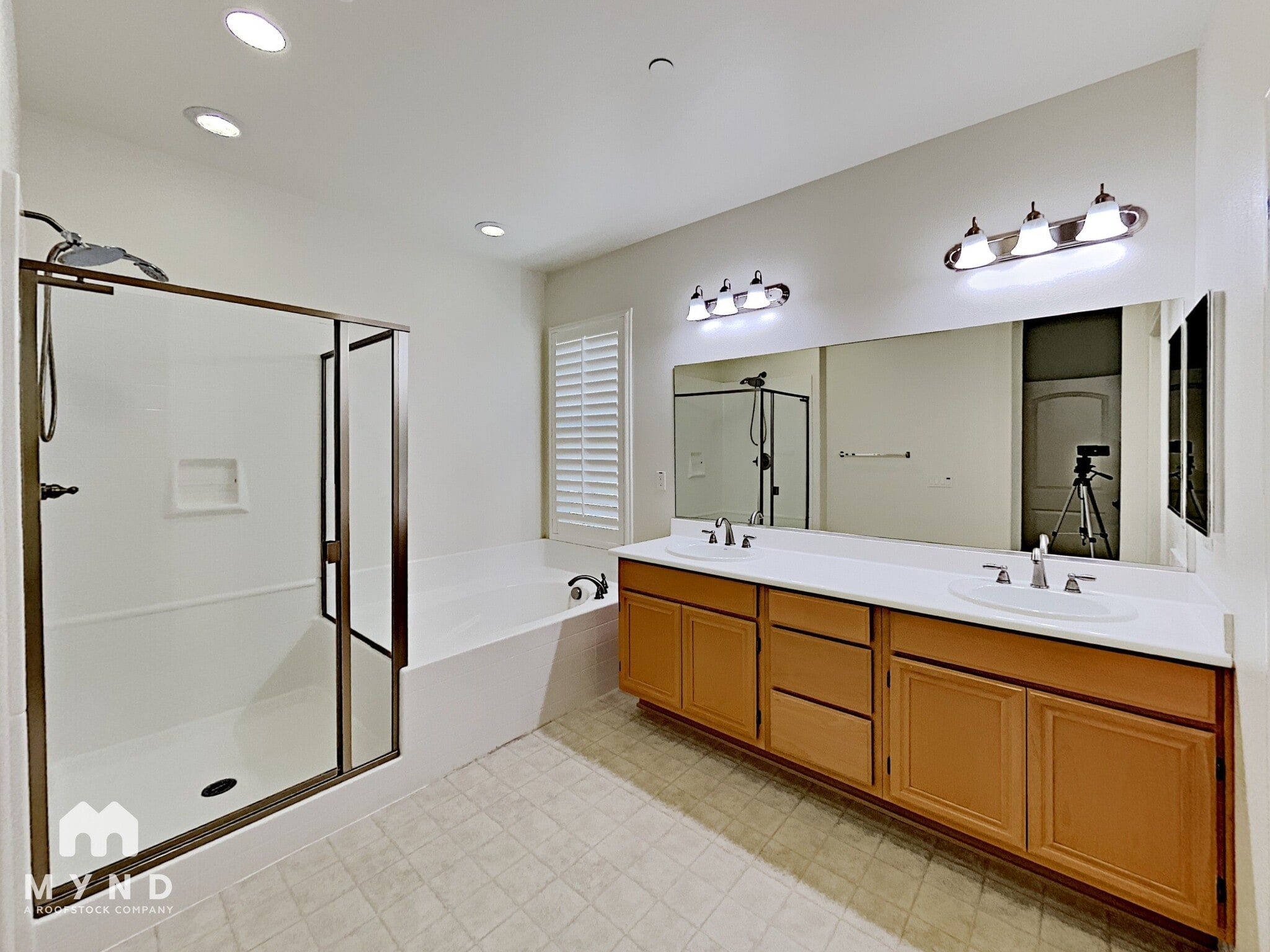 Building Photo - 1529 Bath Ave