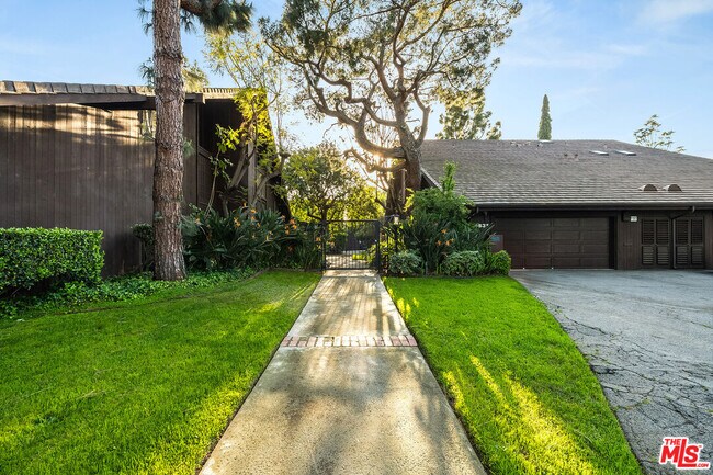 Building Photo - 4635 N Clybourn Ave