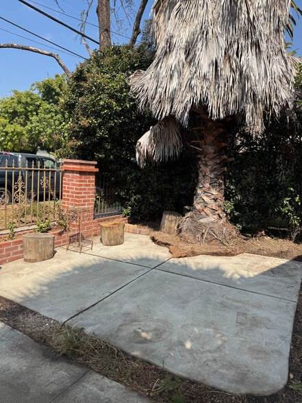 Private patio - 1536 North Mariposa Avenue