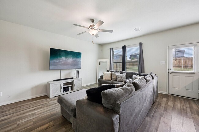 Building Photo - 1927 Churchill Downs Dr