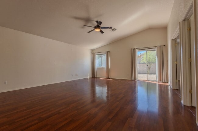 Building Photo - 3 Bedroom 2 Bathroom