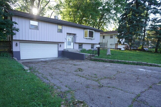 Building Photo - 1501 N Freund Ave