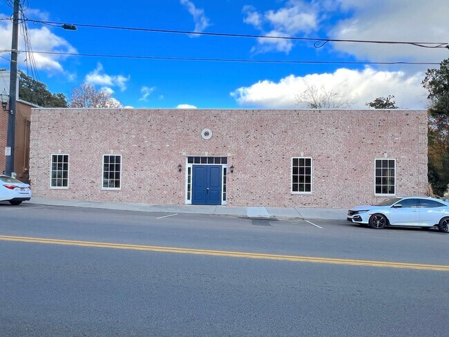 Building Photo - Commercial Space! Perfect for fitness/yoga studio, photography studio/ gallery, retail, or other ...