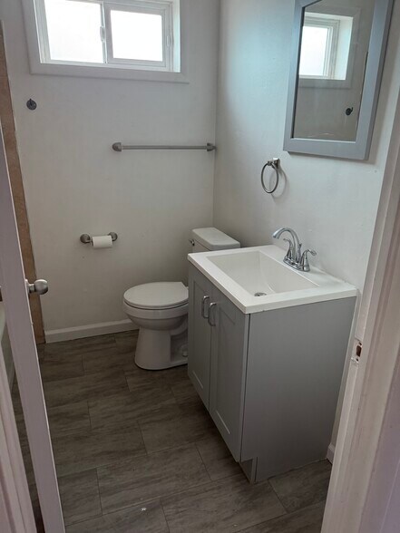 Building Photo - 2324 Quincy Ave