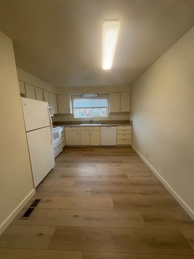 Building Photo - sim614/616