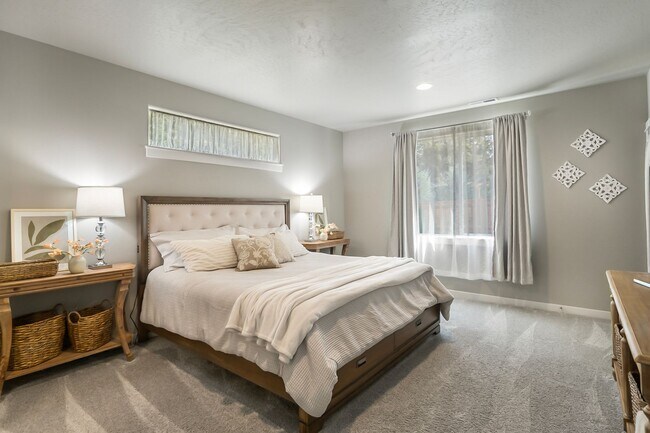 Building Photo - Spacious 4 Bedroom Gem with Private Backya...