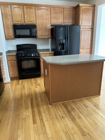 Building Photo - 16606 Barge Cir
