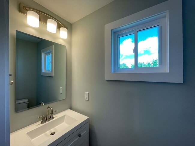 Building Photo - Beautiful Compact Cottage in South Asheville
