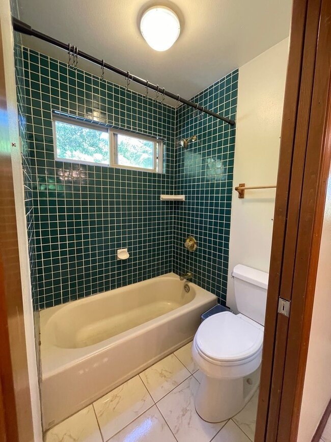 Building Photo - Spacious 4-Bedroom Retreat in Haiku with S...